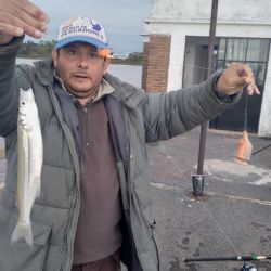 Los pescadores que intentan a fondo se encuentran con nulos resultados con el pejerrey, especie que arrancó a picar a flote. Abajo, abundante variada de piel.