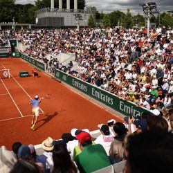 El brasileño João Fonseca devuelve un golpe de derecha al francés Pierre-Hugues Herbert durante su partido individual masculino en el quinto día del Abierto de Francia, en la cancha 14 del Complejo Roland-Garros de París. | Foto:ANNE-CHRISTINE POUJOULAT / AFP
