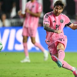 El delantero argentino del Inter Miami, Lionel Messi, patea la pelota para marcar el primer gol de su equipo durante el partido de la Major League Soccer entre el Inter Miami CF y el CF Montreal en el Chase Stadium en Fort Lauderdale, Florida. | Foto:Chandan Khanna / AFP