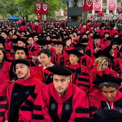 Graduados se reúnen para asistir a la ceremonia de graduación en la Universidad de Harvard en Cambridge, Massachusetts. | Foto:Rick Friedman / AFP