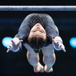 La francesa Lorette Charpy compite en las barras asimétricas durante el concurso completo femenino del Campeonato Europeo de Gimnasia Artística, masculino y femenino, en Leipzig, Alemania Oriental. | Foto:RONNY HARTMANN / AFP