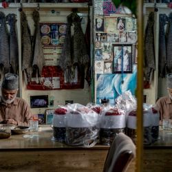 Saleem Arghandiwal, artesano, confecciona sombreros Karakul o Qaraqul en su taller de bordado en Kabul, elaborados con la piel de un cordero. | Foto:WAKIL KOHSAR / AFP