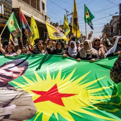Sirios kurdos se manifiestan en la ciudad de Qamishli, al este de Siria, para exigir la liberación del fundador del Partido de los Trabajadores del Kurdistán (PKK), Abdullah Öcalan, encarcelado en Turquía. | Foto:DELIL SOULEIMAN / AFP