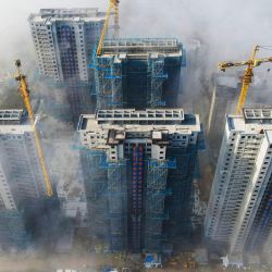 Una vista aérea muestra edificios en construcción en la niebla en Anqing, en la provincia oriental china de Anhui. | Foto:AFP