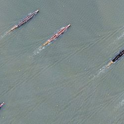 Vista aérea tomada con un dron de participantes compitiendo durante la carrera internacional de bote del dragón, en Nanchang, en la provincia de Jiangxi, en el este de China. | Foto:Xinhua/Zhou Mi