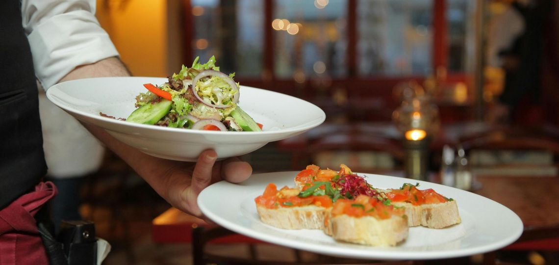 Dónde llevar a papá a comer según su personalidad: restaurantes para agasajarlo por Día del Padre 
