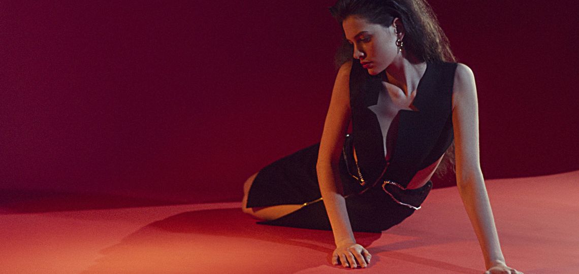 Moda otoño 2025: texturas, brillo y siluetas poderosas para una temporada con actitud