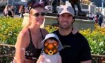 En su viaje por Disney, Manu Urcera mostró la cara de su hijo Cruz por primera vez