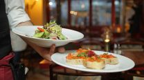 Dónde llevar a papá a comer según su personalidad: restaurantes para agasajarlo por Día del Padre 