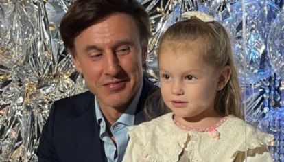 La hija de Pampita llegó acompañada de su hermana, Delfina García Moritán, y de su papá, Roberto García Moritán, y fue una de las mini celebrities más destacadas del CARAS Moda.