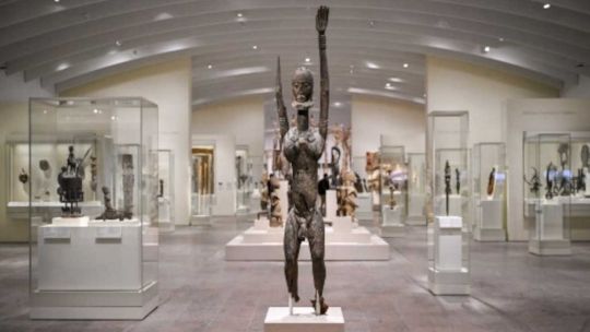El MET de Nueva York abrió un sector para siglos de arte africano en medio del debate sobre restitución de obras