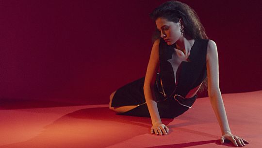 Moda otoño 2025: texturas, brillo y siluetas poderosas para una temporada con actitud