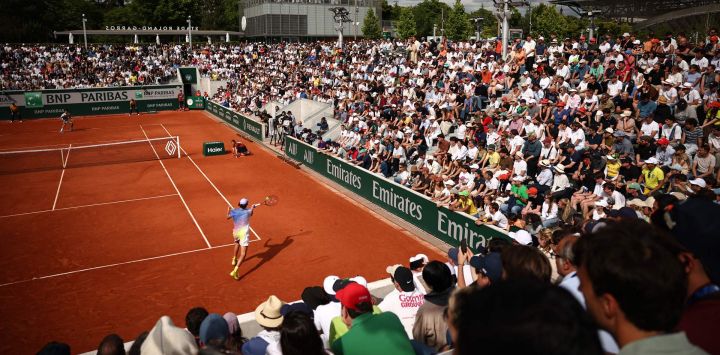 El brasileño João Fonseca devuelve un golpe de derecha al francés Pierre-Hugues Herbert durante su partido individual masculino en el quinto día del Abierto de Francia, en la cancha 14 del Complejo Roland-Garros de París.