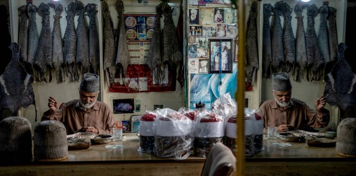 Saleem Arghandiwal, artesano, confecciona sombreros Karakul o Qaraqul en su taller de bordado en Kabul, elaborados con la piel de un cordero.