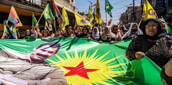 Sirios kurdos se manifiestan en la ciudad de Qamishli, al este de Siria, para exigir la liberación del fundador del Partido de los Trabajadores del Kurdistán (PKK), Abdullah Öcalan, encarcelado en Turquía.