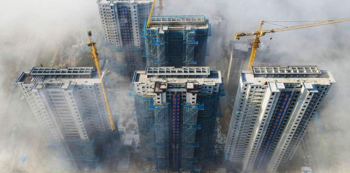 Una vista aérea muestra edificios en construcción en la niebla en Anqing, en la provincia oriental china de Anhui.