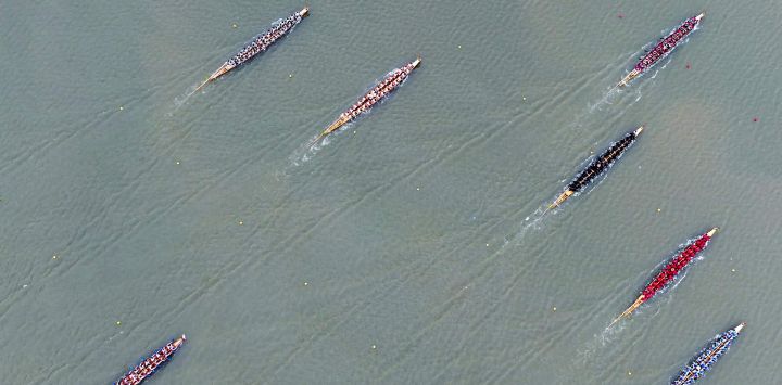 Vista aérea tomada con un dron de participantes compitiendo durante la carrera internacional de bote del dragón, en Nanchang, en la provincia de Jiangxi, en el este de China.