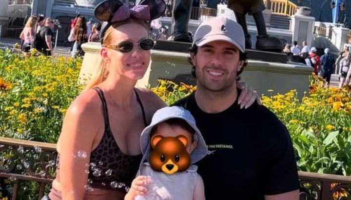 En su viaje por Disney, Manu Urcera mostró la cara de su hijo Cruz por primera vez