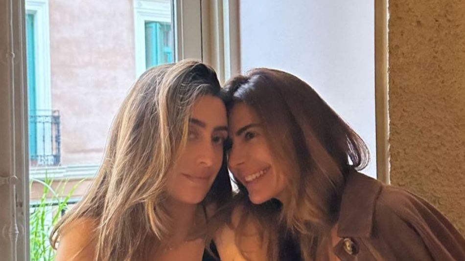 Juliana Awada y su hija, Valentina Barbier, matchearon sus looks con el color de la temporada para un paseo europeo