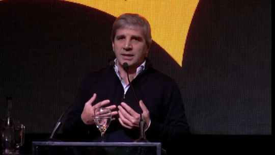 Luis Caputo explicó por qué tener los dólares en el colchón “es mal negocio”