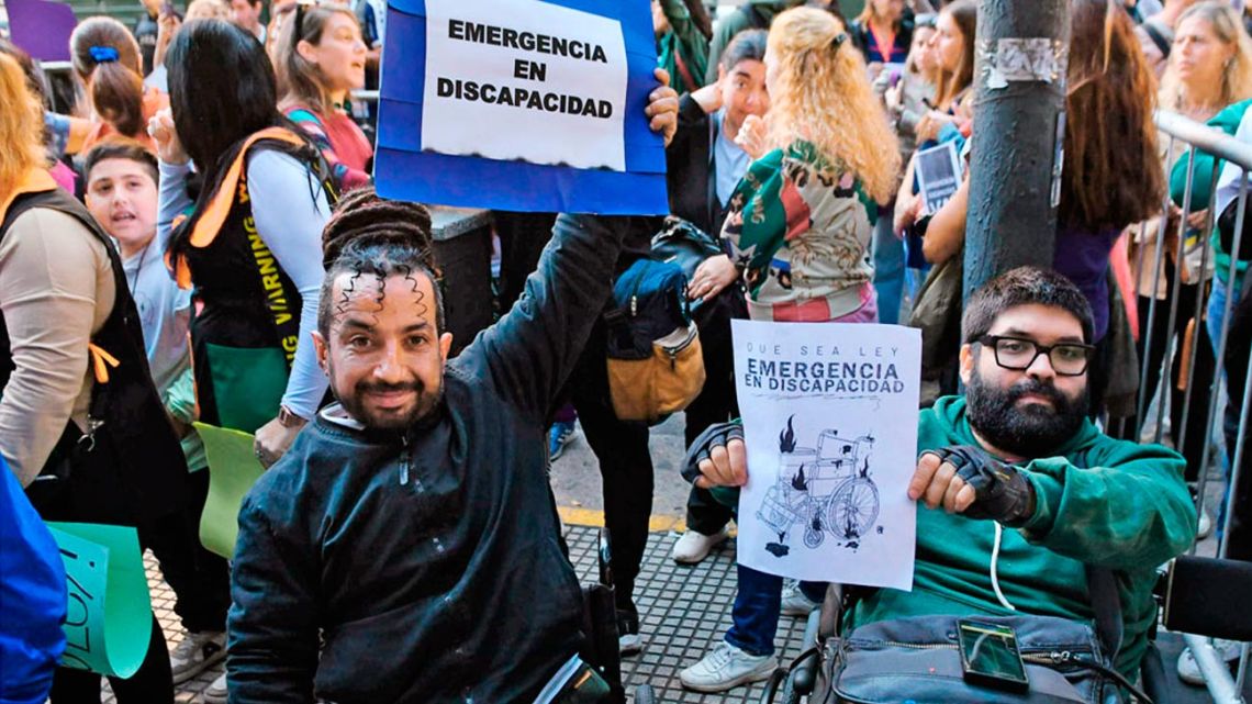 Crisis en Salud: El Gobierno en Movimiento para Controlar la Narrativa Pública