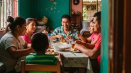 Familia compartiendo una comida