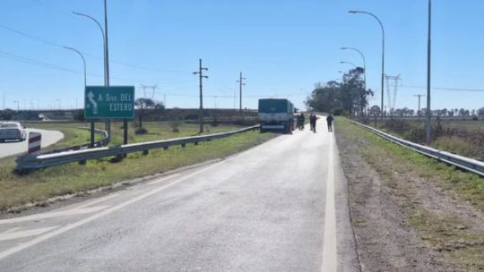 Tragedia en Córdoba: un hombre murió atropellado por un camión mientras viajaba en moto con amigos