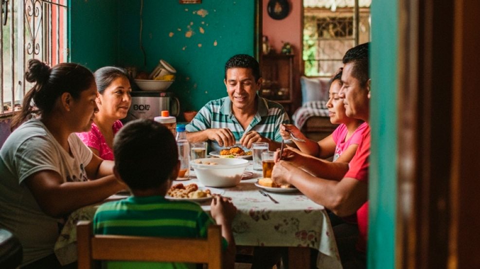 Familia compartiendo una comida