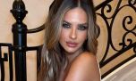 Con un vestido metálico ajustado, la China Suárez conquistó Ibiza en una noche de gala