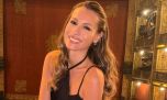 Pampita brilló en Londres con un look de terciopelo y capa en el cumpleaños de Martín Pepa
