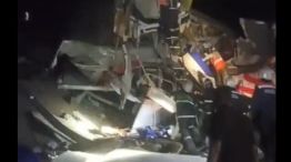 Un puente se derrumbó sobre un tren de pasajeros en Rusia.