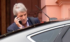 Las estrategias que explora el Gobierno para contener la suba del dólar.
