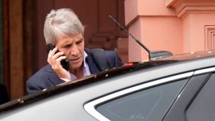 Contra las cuerdas. Los dólares se van más rápido de los que ingresan en el modelo Caputo.