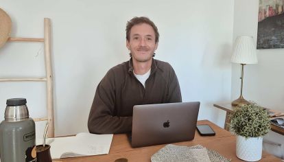 Con una sensibilidad única para interpretar lo que cada hogar necesita, el arquitecto Facundo Hernández se consolida como uno de los referentes jóvenes del interiorismo argentino. En esta entrevista, comparte sus procesos creativos, sus fuentes de inspiración y la filosofía detrás de cada espacio que diseña.
