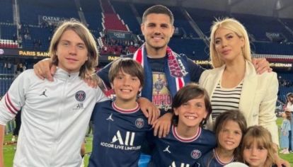 Mientras su madre se encuentra en Europa, el hijo pequeño de la conductora demostró el cariño que tiene por el futbolista.