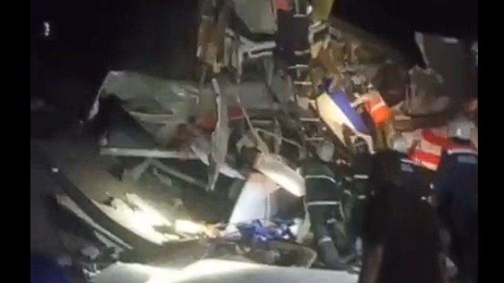 Un puente se derrumbó sobre un tren de pasajeros en Rusia.
