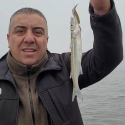 Aún falto de frío, este ámbito se presenta con un pejerrey muy disperso en distintas profundidades, siendo muy difícil ubicar una línea de pique constante. 