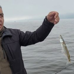 Aún falto de frío, este ámbito se presenta con un pejerrey muy disperso en distintas profundidades, siendo muy difícil ubicar una línea de pique constante. 