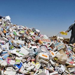 Un funcionario afgano vierte una sustancia química para prender fuego a un montón de medicamentos caducados confiscados en un campo a las afueras de Mazar-i-Sharif. Foto de Atif ARYAN / AFP | Foto:AFP