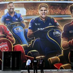 Personal de seguridad junto a un cartel de la Liga Premier India (IPL) en el Estadio Narendra Modi de Ahmedabad. Foto de Arun SANKAR / AFP | Foto:AFP