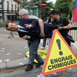 Activistas ambientales de Greenpeace protestaron colocando una estatua de cera del presidente francés Emmanuel Macron. Foto de Thomas SAMSON / AFP | Foto:AFP