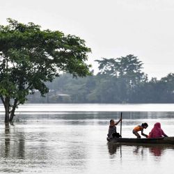  Aldeanos navegan en bote por una zona inundada tras las fuertes lluvias en Kampur, distrito de Nagaon, estado de Assam. Foto de Biju BORO / AFP | Foto:AFP
