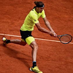 El alemán Alexander Zverev devuelve un revés al holandés Tallon Griekspoor, en el abierto de Francia. Foto de JULIEN DE ROSA / AFP | Foto:AFP