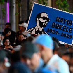  Partidarios del presidente de El Salvador, Nayib Bukele, esperan su discurso de primer año frente al Teatro Nacional en San Salvador. Foto de Marvin RECINOS / AFP | Foto:AFP