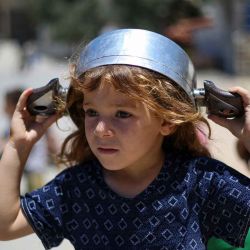 Una niña palestina llega a un punto de distribución de alimentos en Nuseirat, en el centro de la Franja de Gaza. Foto de Eyad BABA / AFP | Foto:AFP
