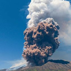 El humo se eleva del cráter del volcán Etna mientras erupciona, en el Monte Etna cerca de Catania. Foto de Giuseppe Distefano / AFP | Foto:AFP