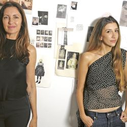 Con Vanesa Brites, su mamá y socia, trabajan en su atelier de Barrancas de Belgrano donde hacen vestidos a medida con una formalidad descontracturada, como lo definen ellas mismas. 