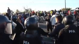 Tensión en Puente La Noria: la policía aplica el protocolo antiíquetes contra los manifestantes 