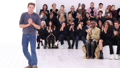 La casa francesa Dior anunció hoy que Jonathan Anderson estará a cargo de todas sus colecciones: femenina, masculina y de alta costura. Es la primera vez desde Christian Dior que un solo diseñador lidera la totalidad del universo creativo de la marca.