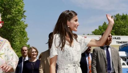 Pocas personas pueden convertir un vestido camisero en un look elegante y la reina de España es una de ellas y nos enseña como hacerlo.